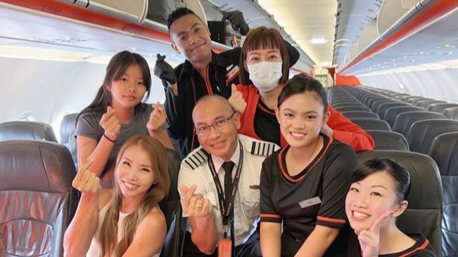 Kru Jetstar Asia dan penumpangnya. (Instagram @ thatmomoffour)